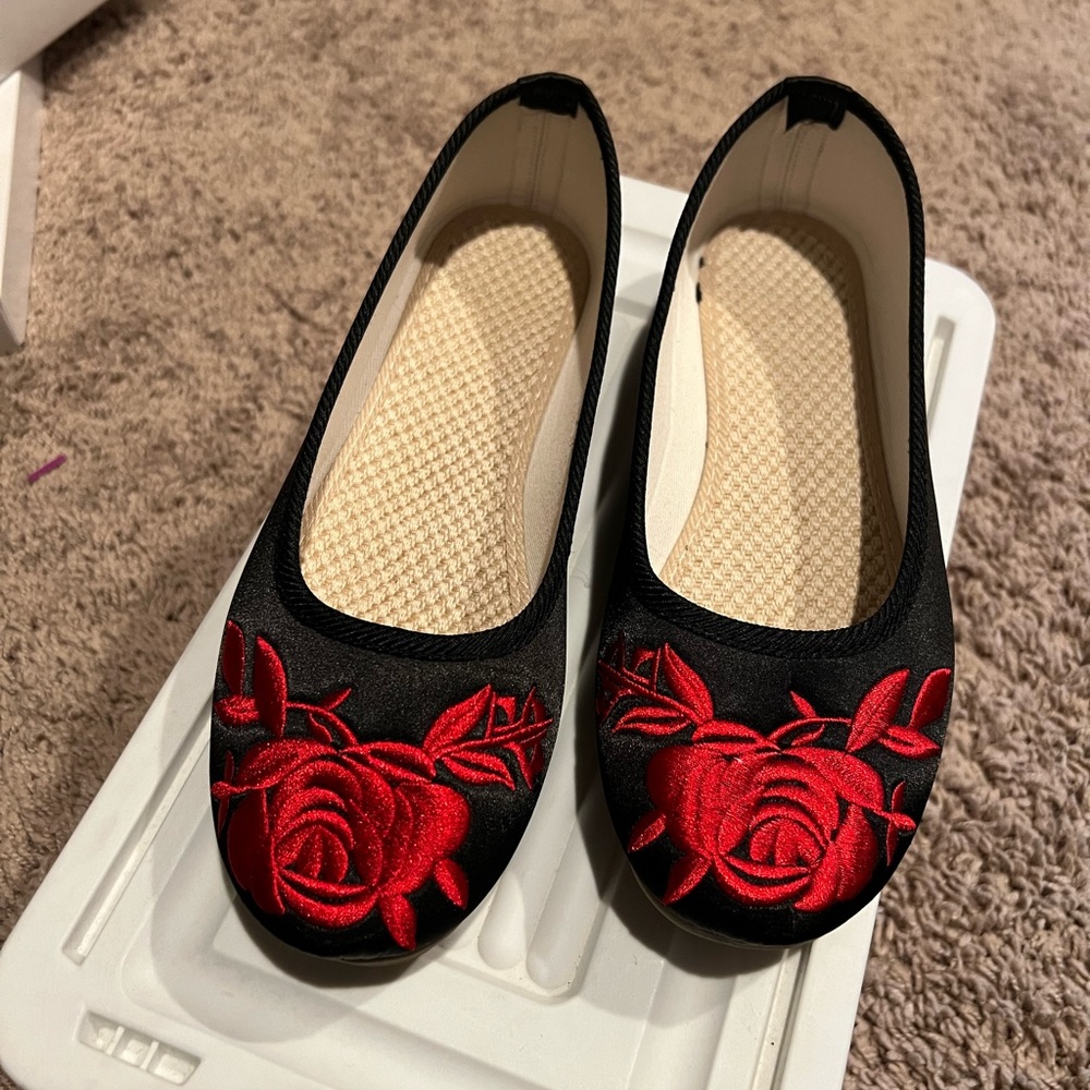 New, never worn!  Super cute rosé embroidered flats.  Size 7